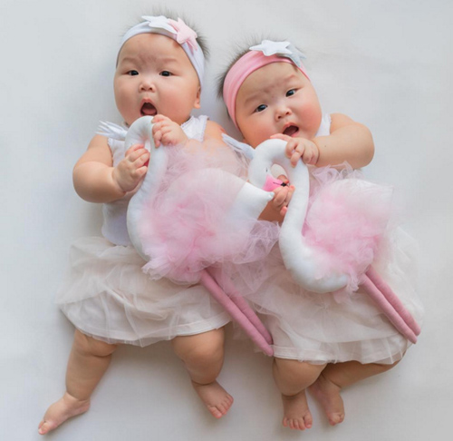 Ảnh mới của cặp sinh đôi ú na ú nần: Càng ngắm càng yêu! - 1