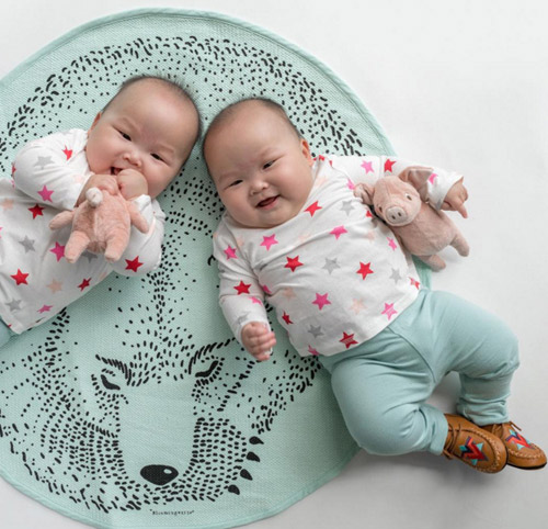 Ảnh mới của cặp sinh đôi ú na ú nần: Càng ngắm càng yêu! - 11