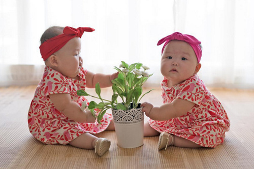 Ảnh mới của cặp sinh đôi ú na ú nần: Càng ngắm càng yêu! - 8