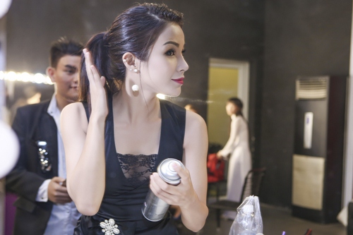 Diệp Lâm Anh khoe chân thon với đầm xẻ cao - 1