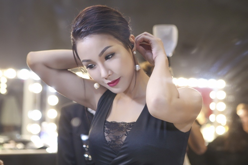 Diệp Lâm Anh khoe chân thon với đầm xẻ cao - 2