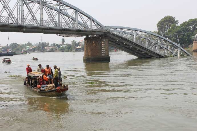 Trục vớt cầu Ghềnh: Thủy triều “làm khó” thợ lặn - 2