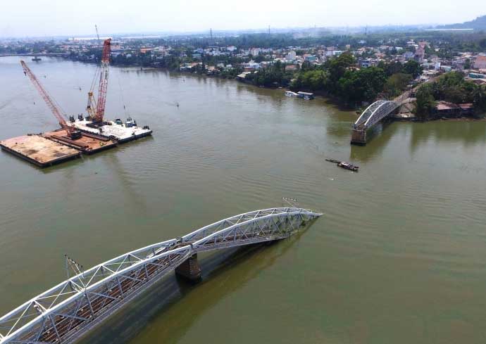 Trục vớt cầu Ghềnh: Thủy triều “làm khó” thợ lặn - 1