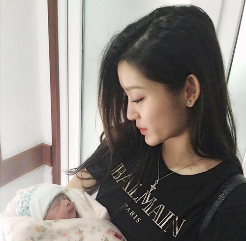 Á hậu Huyền My làm mẹ đỡ đầu cho con của cặp đôi kín tiếng showbiz - 1