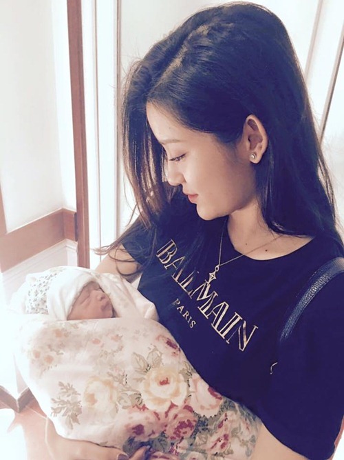 Á hậu Huyền My làm mẹ đỡ đầu cho con của cặp đôi kín tiếng showbiz - 2