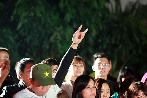 Nến rực sáng đêm sinh nhật Bức Tường quot;nhớquot; Trần Lập - 16