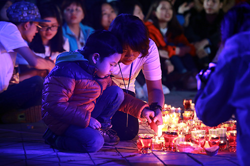 Nến rực sáng đêm sinh nhật Bức Tường quot;nhớquot; Trần Lập - 10
