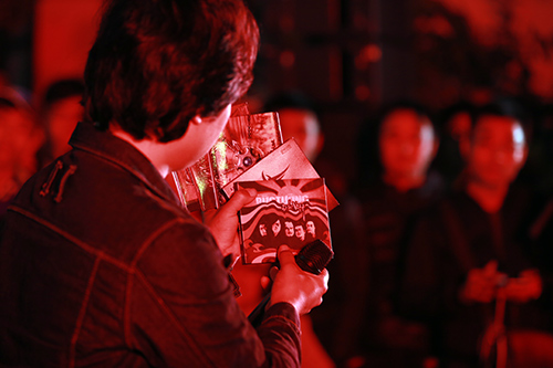 Nến rực sáng đêm sinh nhật Bức Tường quot;nhớquot; Trần Lập - 14