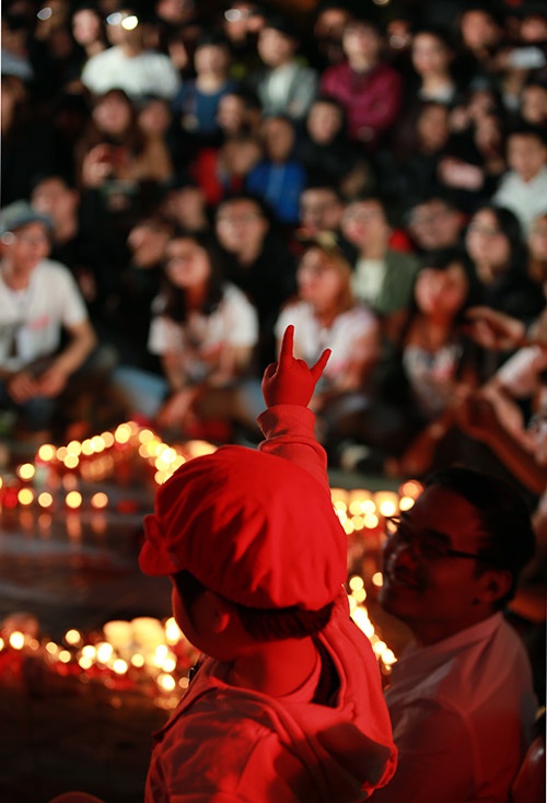 Nến rực sáng đêm sinh nhật Bức Tường quot;nhớquot; Trần Lập - 17