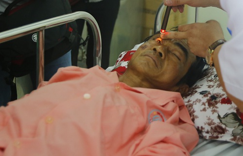 Ông Huỳnh Văn Nén đã đi lại, ăn uống được - 1