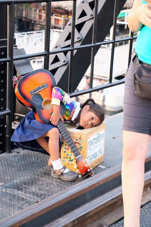 Bé gái Thái hát say sưa trên cầu cùng anh du khách đẹp trai gây sốt - 4