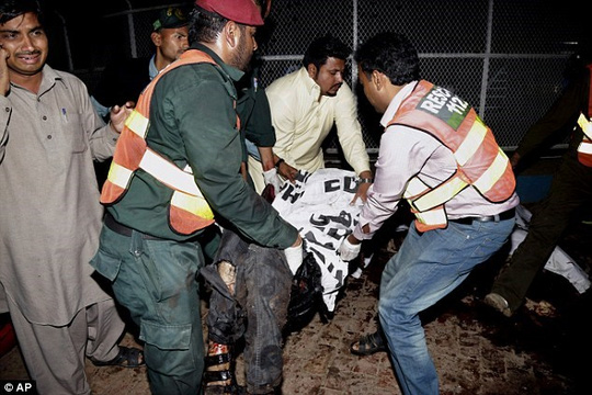 Đánh bom tự sát kinh hoàng, hơn 360 người thương vong - 3