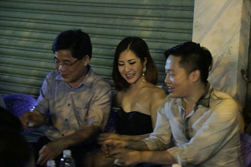 Hương Tràm đi ăn đêm cùng bố mẹ sau giải Vàng The Remix - 8