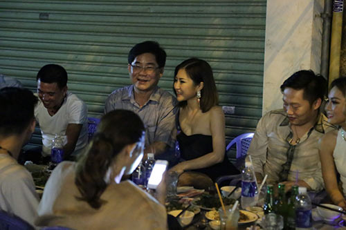 Hương Tràm đi ăn đêm cùng bố mẹ sau giải Vàng The Remix - 9