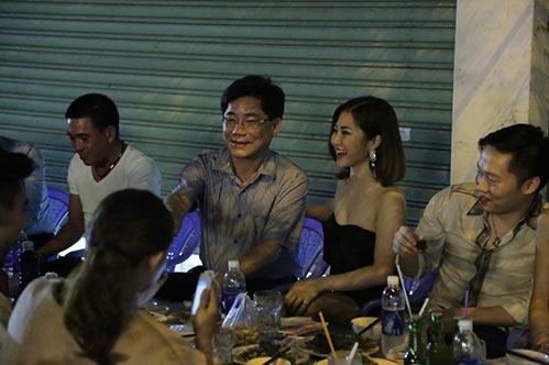 Hương Tràm đi ăn đêm cùng bố mẹ sau giải Vàng The Remix - 10