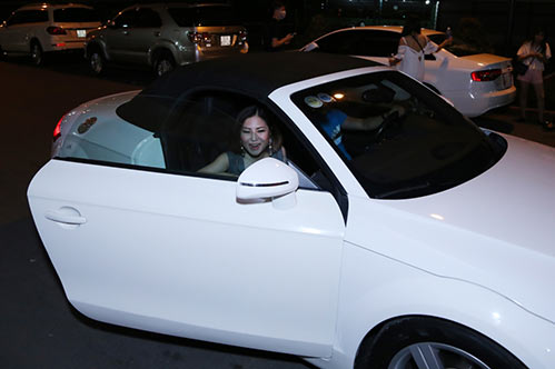 Hương Tràm đi ăn đêm cùng bố mẹ sau giải Vàng The Remix - 1