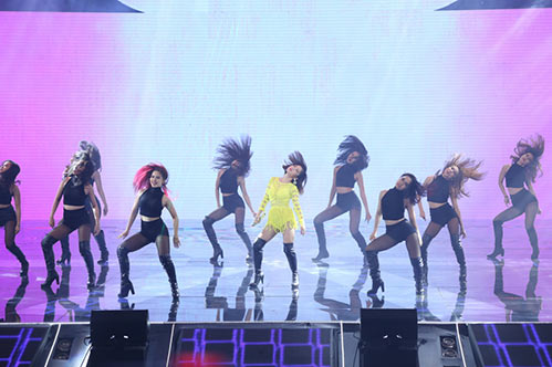 Hương Tràm đi ăn đêm cùng bố mẹ sau giải Vàng The Remix - 3