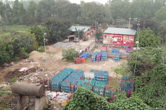 Phát hoảng với #039;kho bom#039; dưới chân cầu Thanh Trì - 1