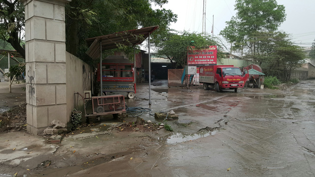 Phát hoảng với #039;kho bom#039; dưới chân cầu Thanh Trì - 2