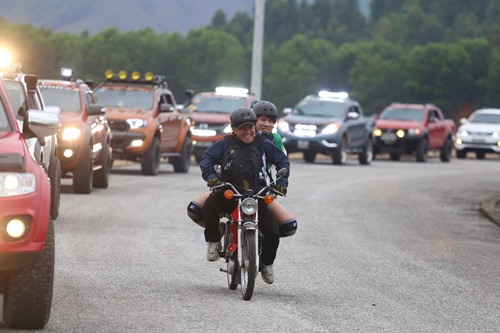 Hài hước với hình ảnh Tiến Đạt - Lincoln cưỡi xế cổ bé tí teo - 16