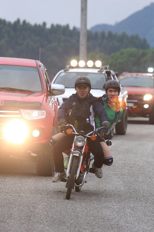 Hài hước với hình ảnh Tiến Đạt - Lincoln cưỡi xế cổ bé tí teo - 15