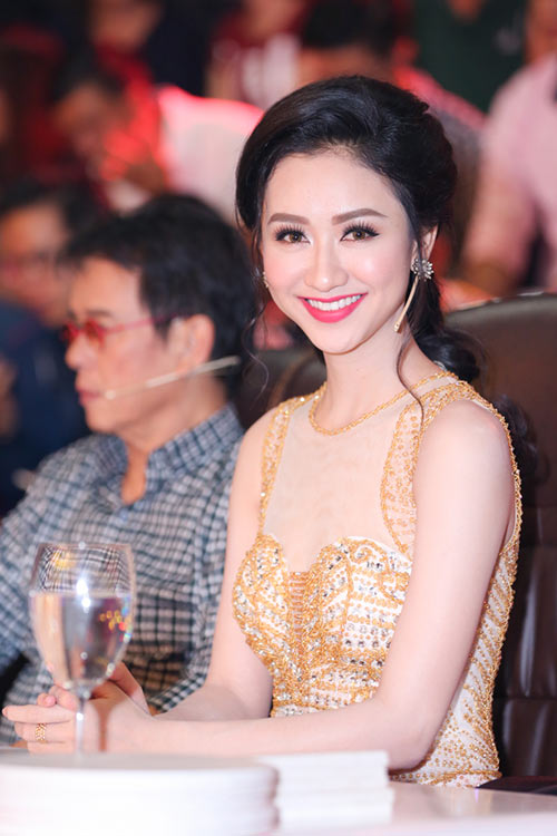 Á hậu Hà Thu kiêu sa, sang trọng trên “ghế nóng” - 3