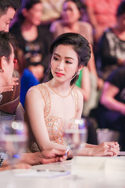 Á hậu Hà Thu kiêu sa, sang trọng trên “ghế nóng” - 5