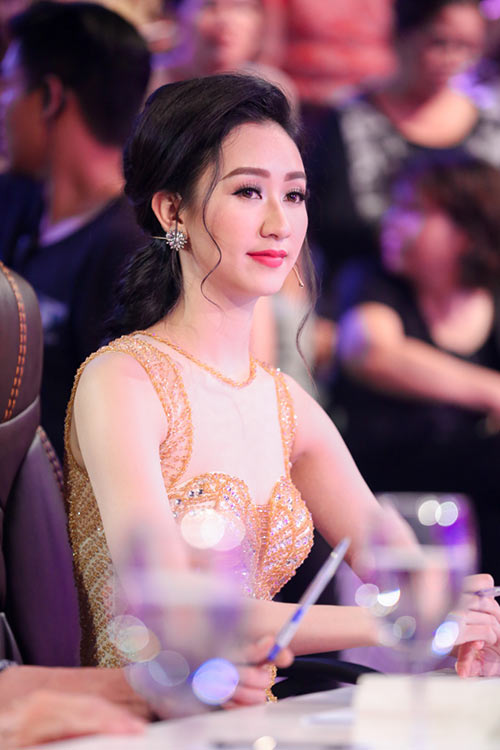 Á hậu Hà Thu kiêu sa, sang trọng trên “ghế nóng” - 7