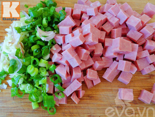 Cơm chiên xúc xích hấp dẫn vào bữa sáng - 2