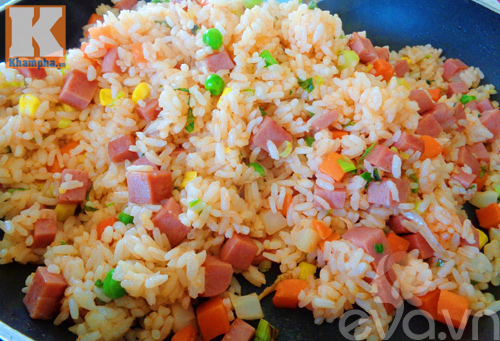 Cơm chiên xúc xích hấp dẫn vào bữa sáng - 5