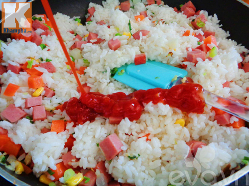 Cơm chiên xúc xích hấp dẫn vào bữa sáng - 4