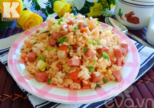 Cơm chiên xúc xích hấp dẫn vào bữa sáng - 6