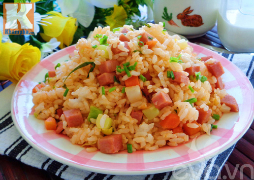 Cơm chiên xúc xích hấp dẫn vào bữa sáng - 7