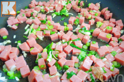 Cơm chiên xúc xích hấp dẫn vào bữa sáng - 3