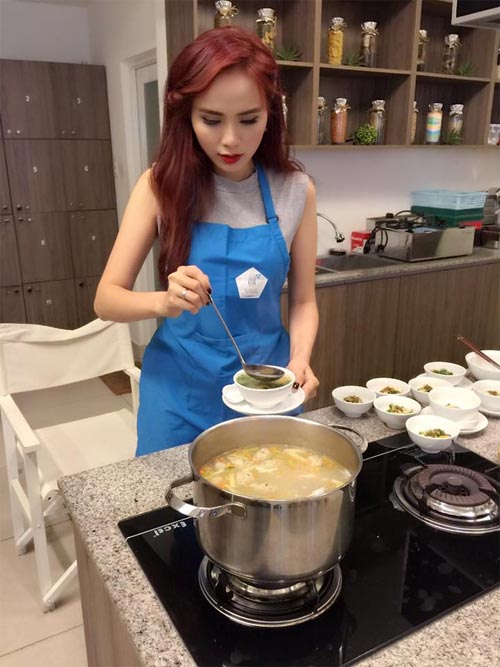 HH Diễm Hương nấu ăn giỏi từ khi có con - 1