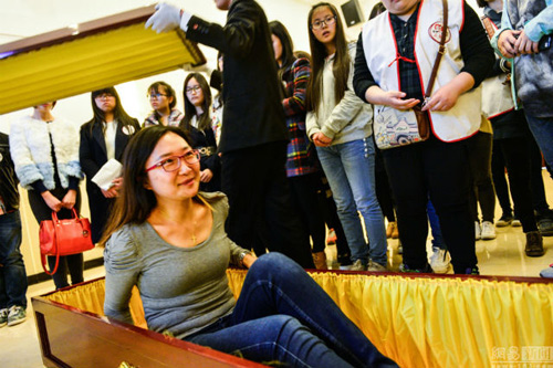 Trung Quốc: Trải nghiệm cảm giác chết thử trong… quan tài - 1