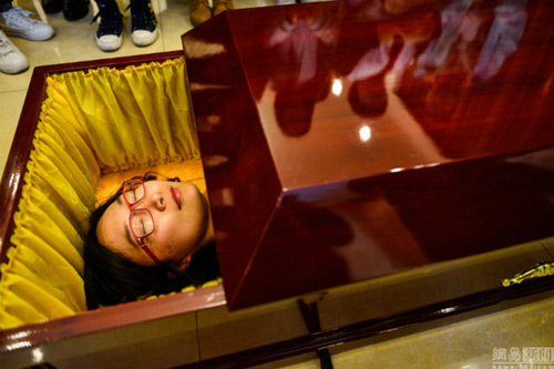 Trung Quốc: Trải nghiệm cảm giác chết thử trong… quan tài - 2