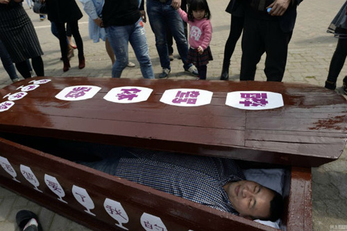 Trung Quốc: Trải nghiệm cảm giác chết thử trong… quan tài - 5