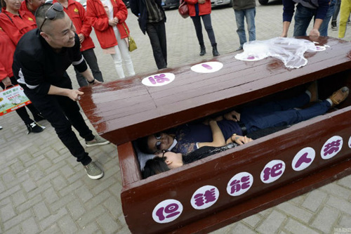 Trung Quốc: Trải nghiệm cảm giác chết thử trong… quan tài - 4