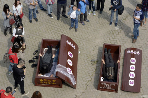 Trung Quốc: Trải nghiệm cảm giác chết thử trong… quan tài - 3