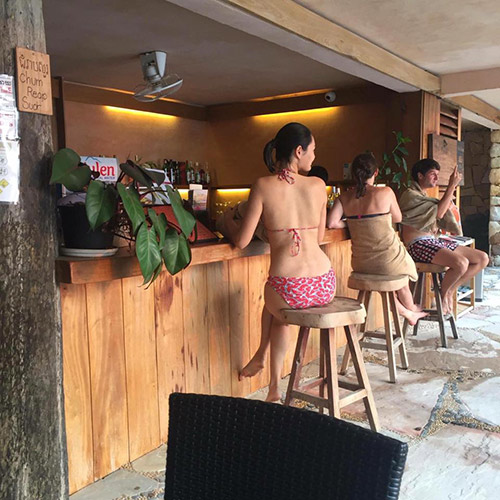 Hoa hậu Hương Giang âu yếm chồng tại bể bơi - 3