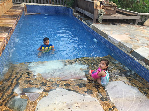 Hoa hậu Hương Giang âu yếm chồng tại bể bơi - 4