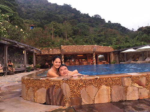 Hoa hậu Hương Giang âu yếm chồng tại bể bơi - 1