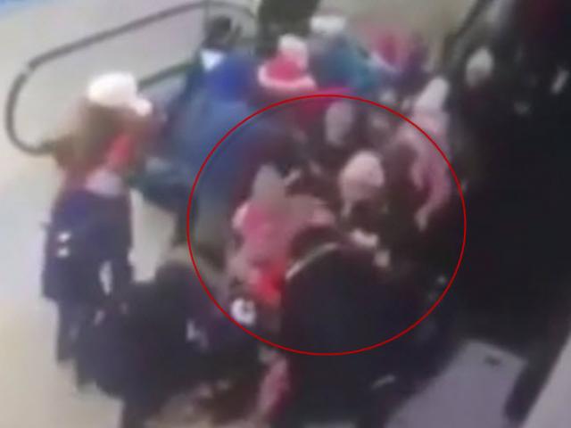 44 học sinh ngã chồng lên nhau khi đi thang cuốn