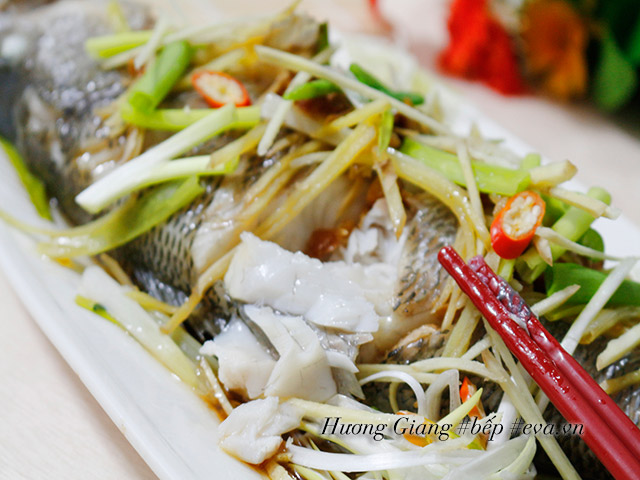 Cá hấp gừng hành nóng hổi nhìn thèm 'chảy nước miếng'