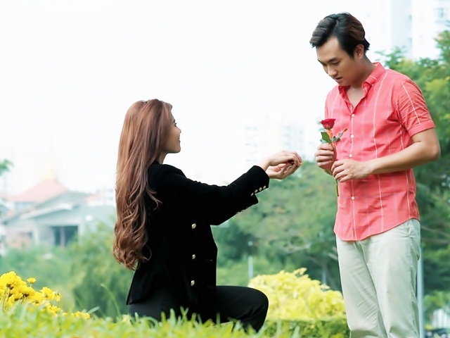 Bí mật "dở khóc dở cười" sau việc Thúy Diễm quỳ gối cầu hôn Tuấn "thiếu gia"