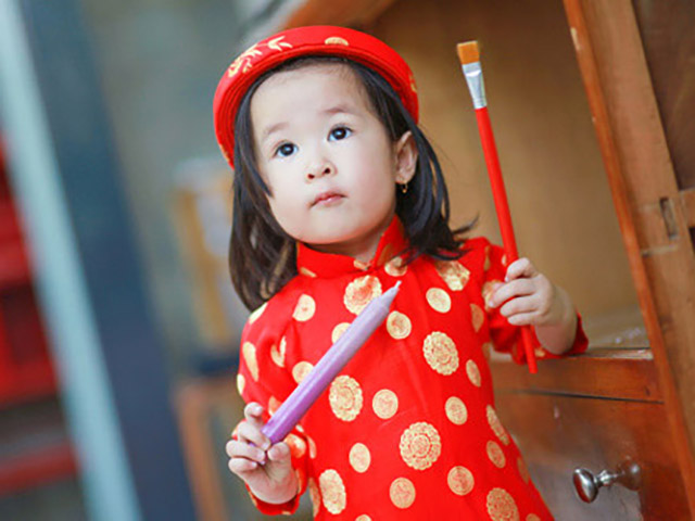 Chọn các em bé có “tuổi vàng” để làm người xông đất, lộc vào đầy nhà