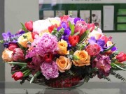 Nhà đẹp - Trổ tài khéo tay cắm lọ hoa "thập cẩm màu" đón Tết thêm vui