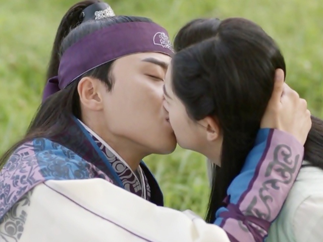 Hwarang tập 10: Cuối cùng, Park Seo Joon cũng hôn được Go Ara