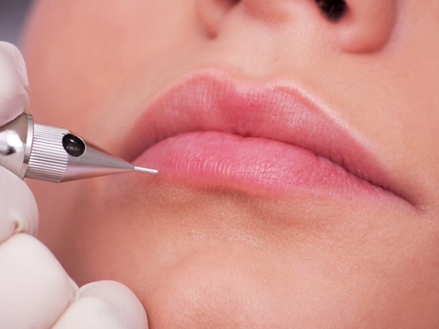 Để màu môi sau khi xăm lên chuẩn và bền, bạn cần tránh ngay những món này